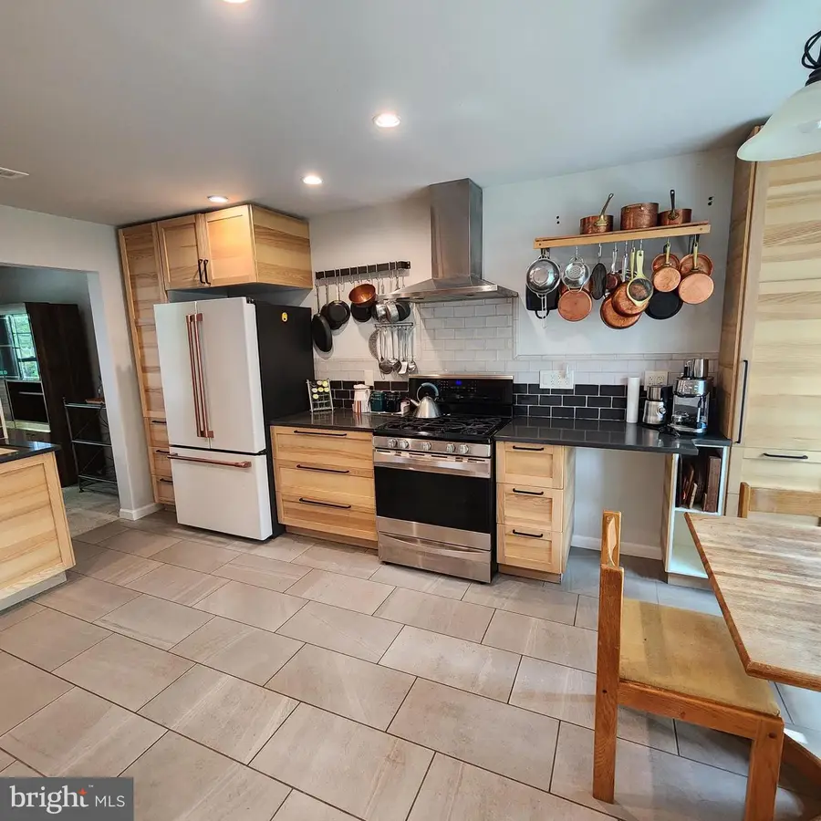 15 Laurel Cir, Newtown, PA 18940 - #3