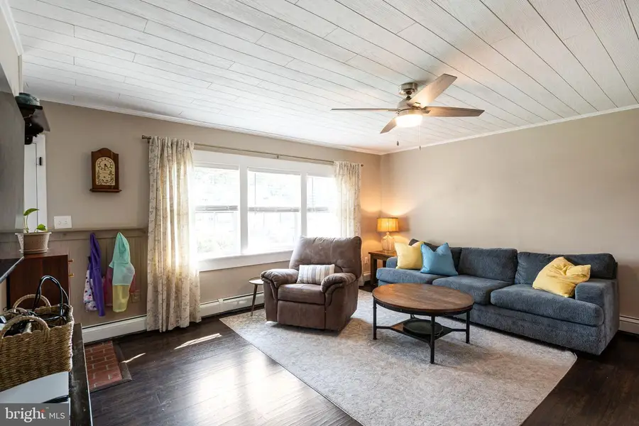 54 Mayflower Rd, Levittown, PA 19056 - #2