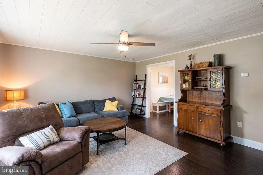 54 Mayflower Rd, Levittown, PA 19056 - #3