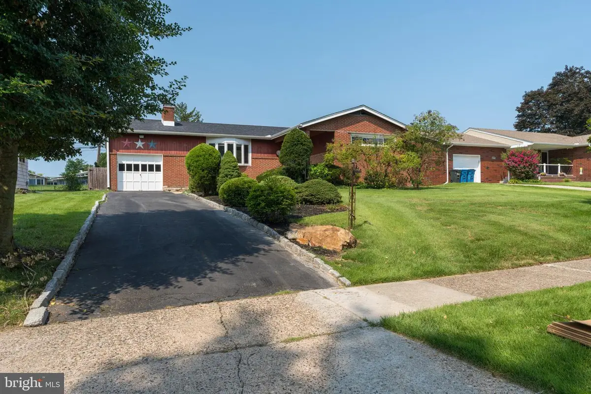 331 Hamilton Blvd, Morrisville, PA 19067 - #1