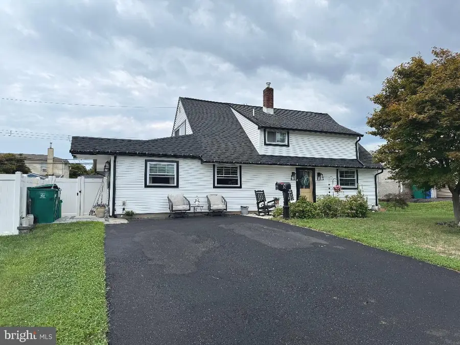 57 Greenbrier Rd, Levittown, PA 19057 - #2
