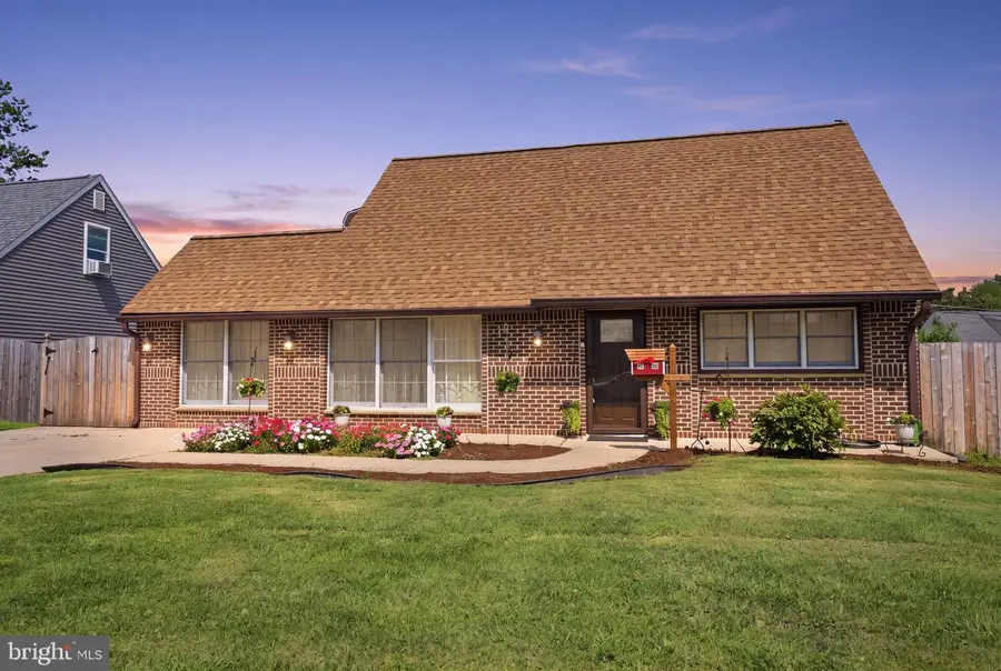 16 Parkside Cir, Levittown, PA 19056 - #2