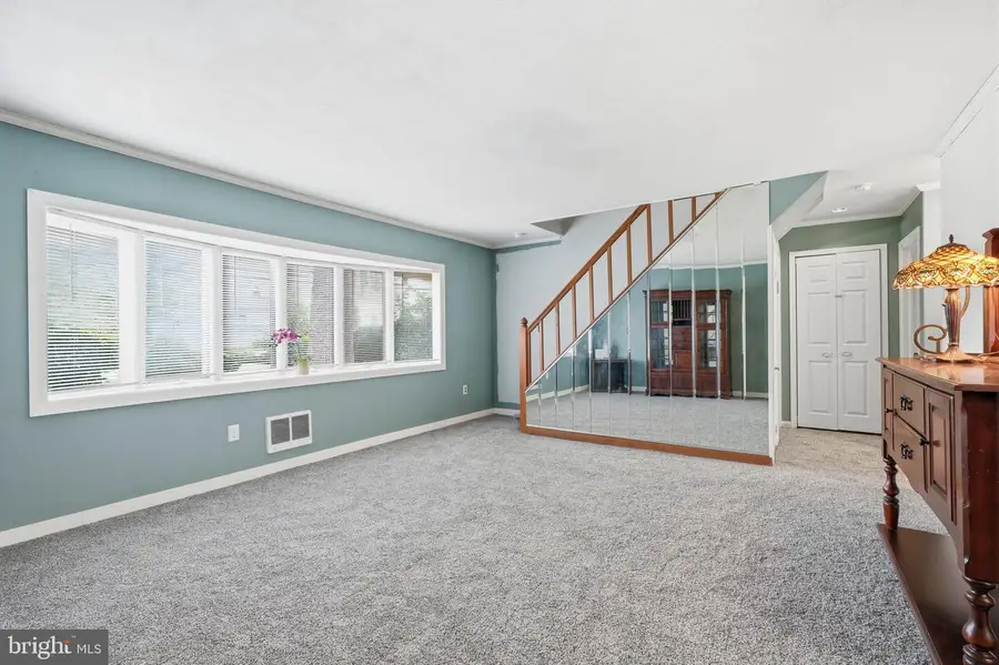 52 Robin Hill Ln, Levittown, PA 19055 - #2