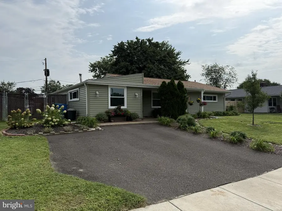 129 Dogwood Dr, Levittown, PA 19055 - #3