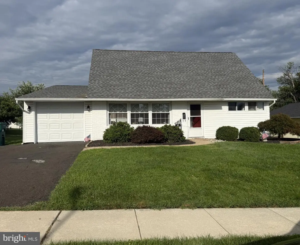 82 Cobalt Ridge Dr E, Levittown, PA 19057 - #1