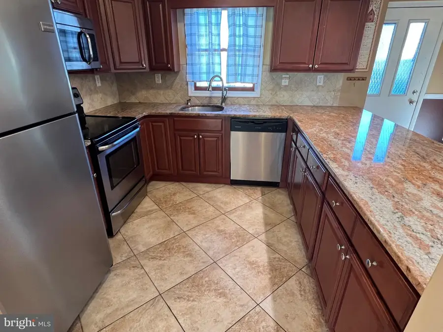 47 Neptune Ln, Levittown, PA 19054 - #3