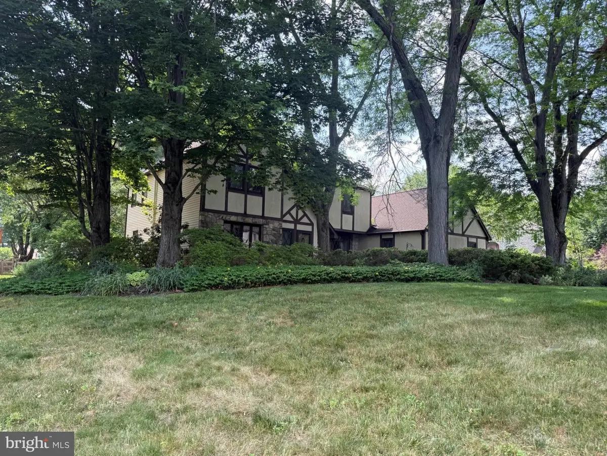 905 Hamilton Dr, Yardley, PA 19067 - #1