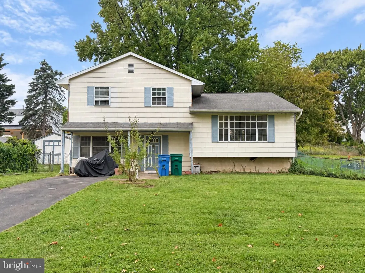 207 Parkway Cir, Fairless Hills, PA 19030 - #1