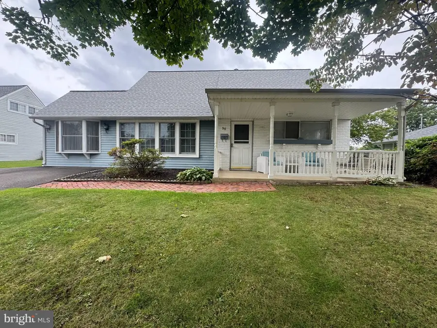 98 Twin Oak Dr, Levittown, PA 19056 - #2