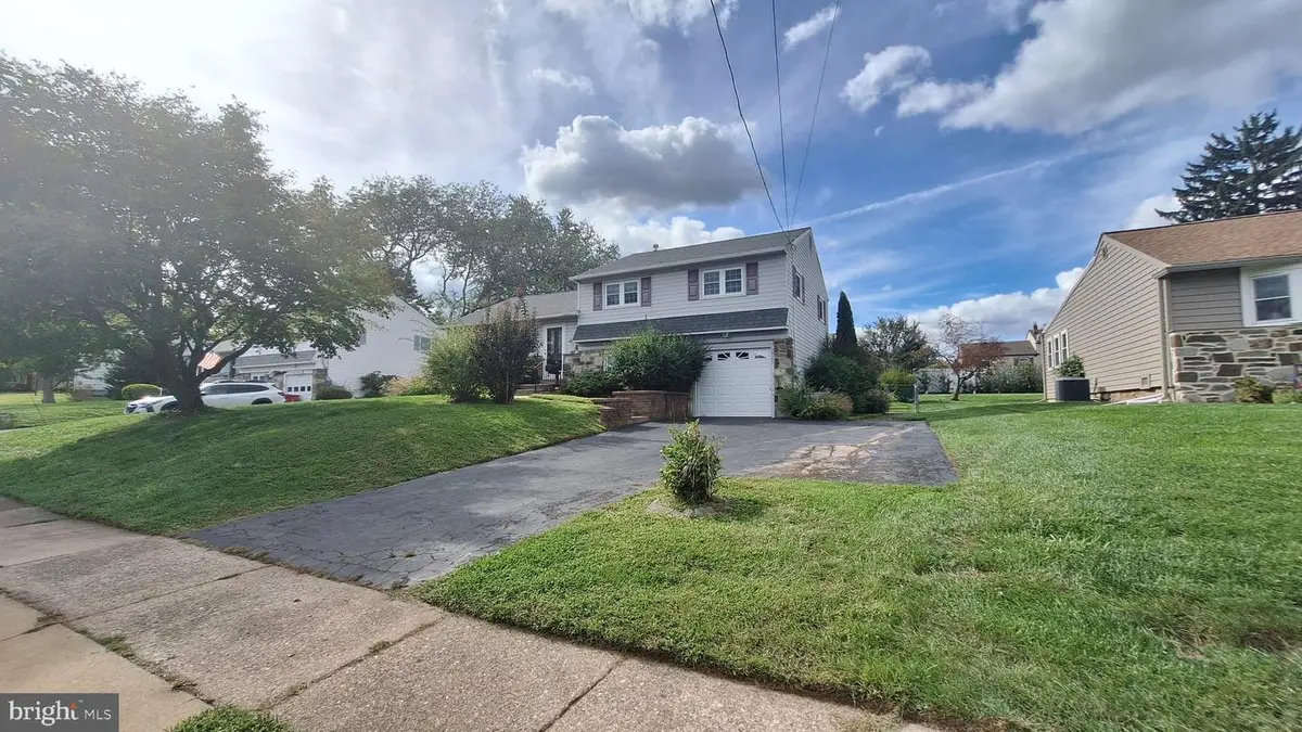 925 Roberts Rd, Warminster, PA 18974 - #1
