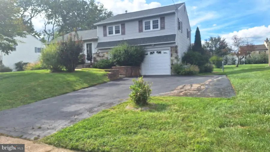 925 Roberts Rd, Warminster, PA 18974 - #2