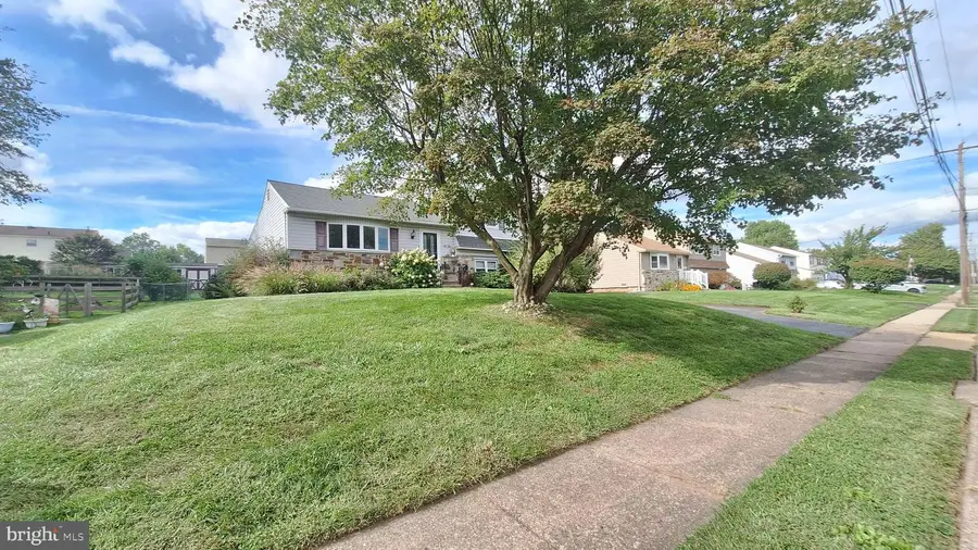 925 Roberts Rd, Warminster, PA 18974 - #3