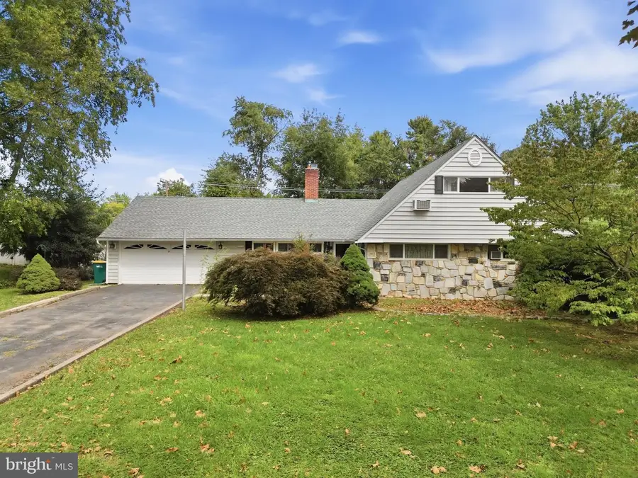 6 Seckelpear Rd, Levittown, PA 19056 - #2
