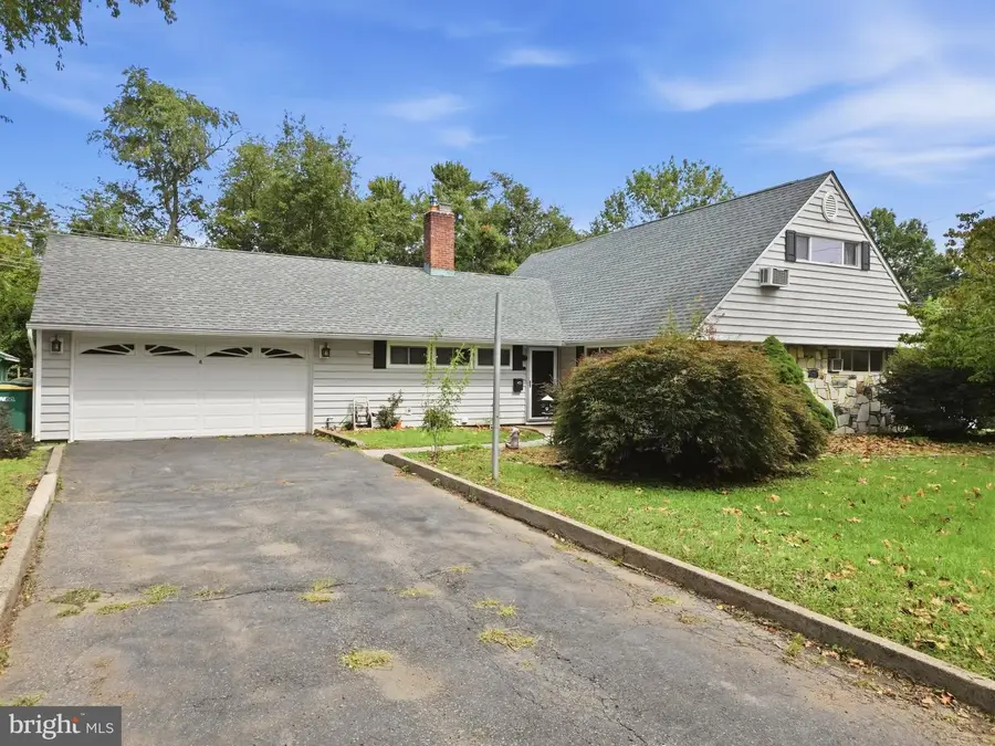 6 Seckelpear Rd, Levittown, PA 19056 - #3