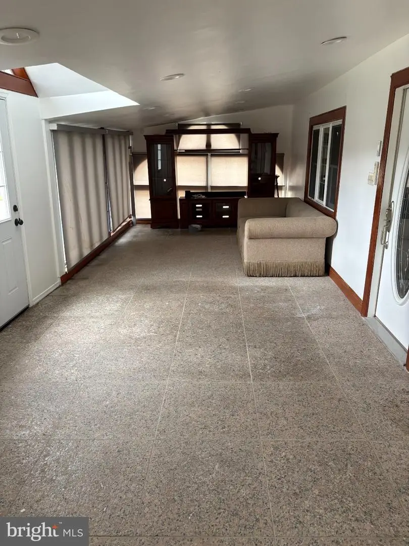 10 Middle Rd, Levittown, PA 19056 - #3