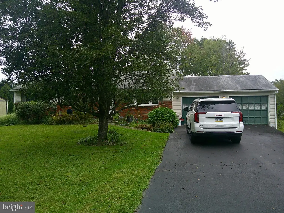 218 Three Mile Run Rd, Sellersville, PA 18960 - #1