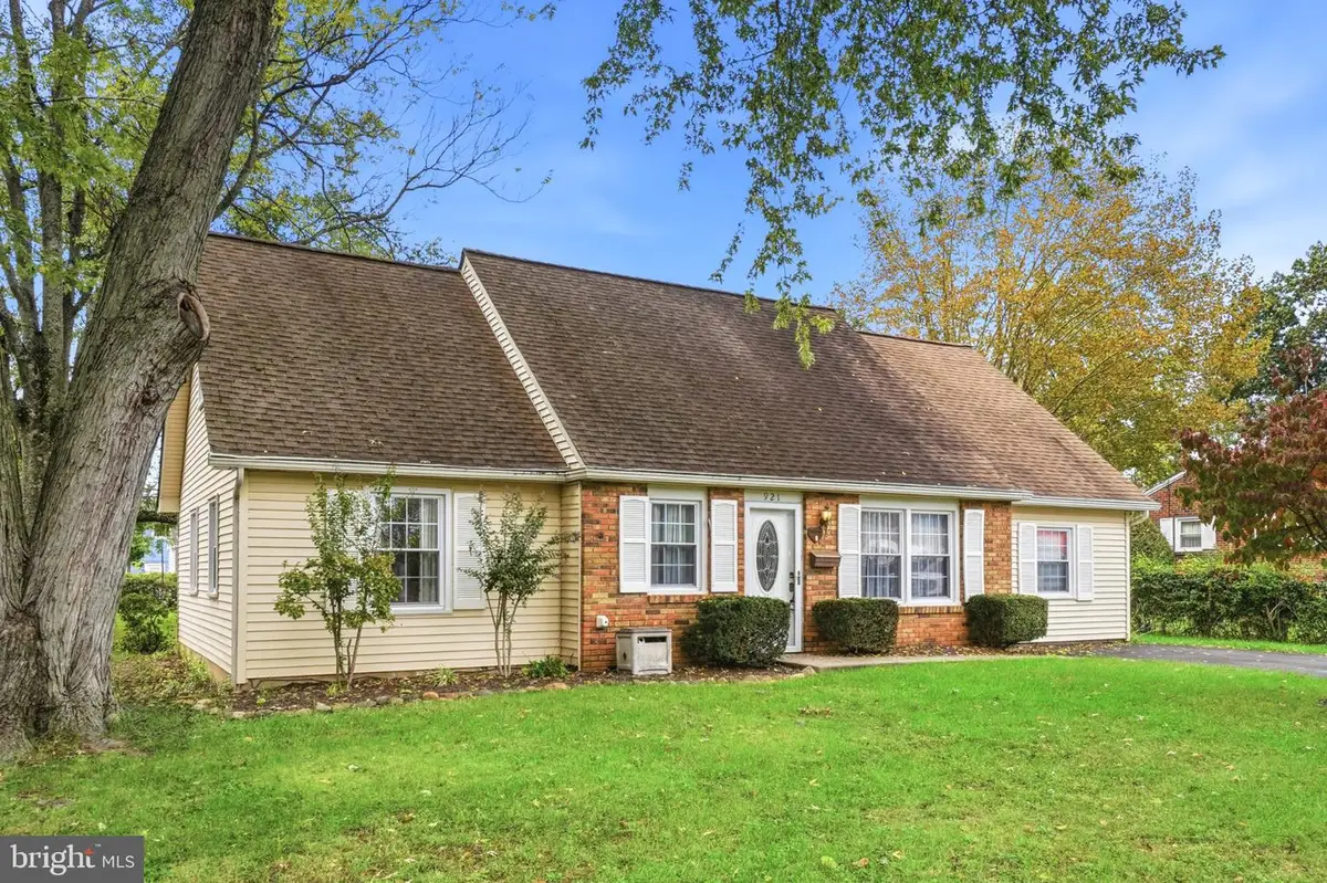921 Harrison St, Bristol, PA 19007 - #1