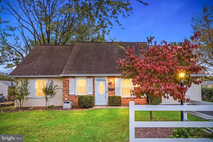 921 Harrison St, Bristol, PA 19007 - #2