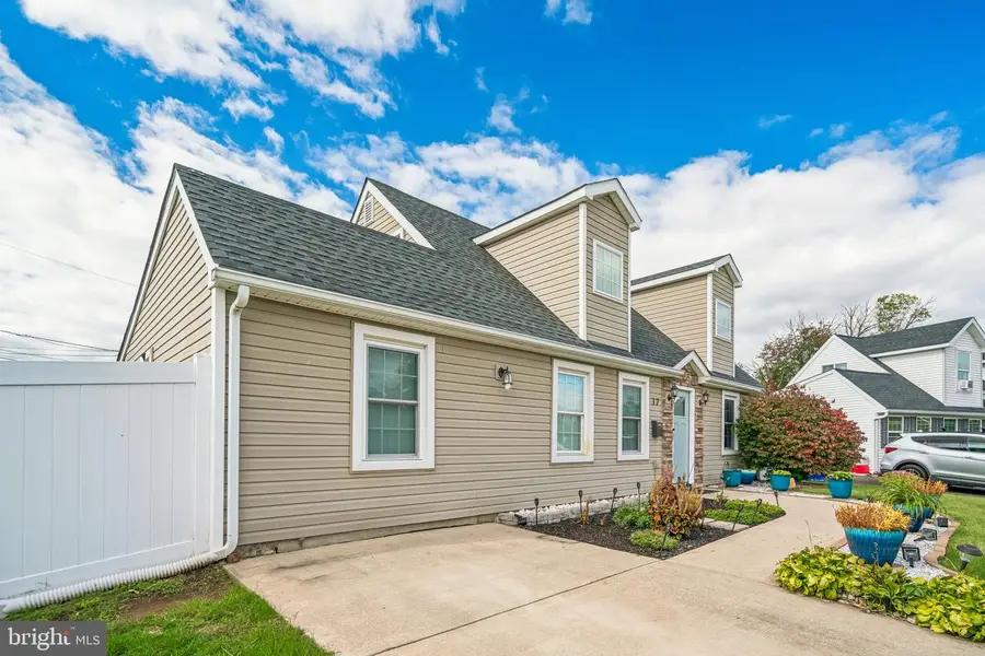 17 Peony Rd, Levittown, PA 19056 - #3