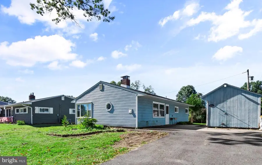 260 Thornridge Dr, Levittown, PA 19054 - #2