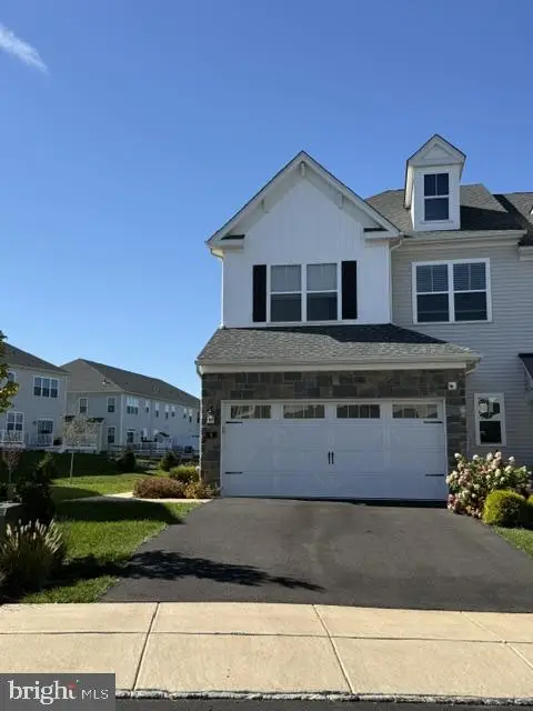8 Spring Mill Dr, IVYLAND, PA 18974