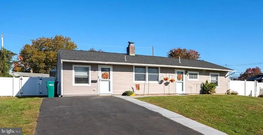 31 Vista Rd, Levittown, PA 19057 - #2