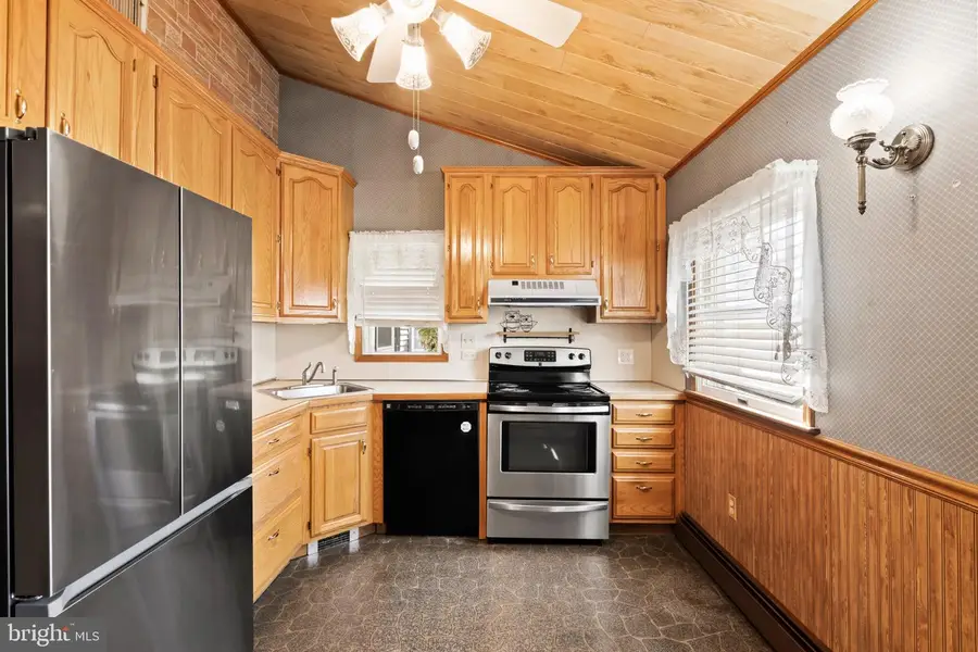 56 Narcissus Ln, Levittown, PA 19054 - #3