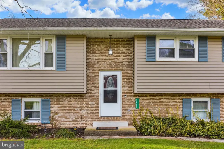 220 Maple Ln, Mechanicsburg, PA 17055 - Image #2