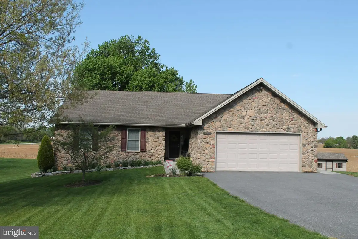 100 Garfield Dr, Carlisle, PA 17015 - #1