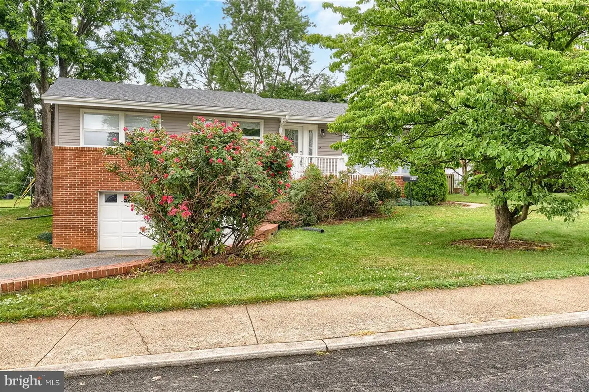 800 Redwood Dr, Carlisle, PA 17013 - #1