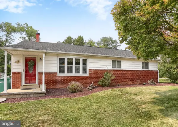 17 Dulles Dr W, CAMP HILL, PA 17011