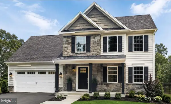 2 Stream Dr, CARLISLE, PA 17013