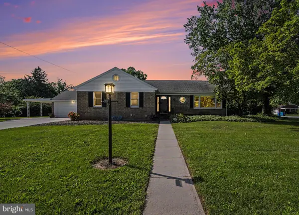 208 E Hillcrest Dr, CARLISLE, PA 17013