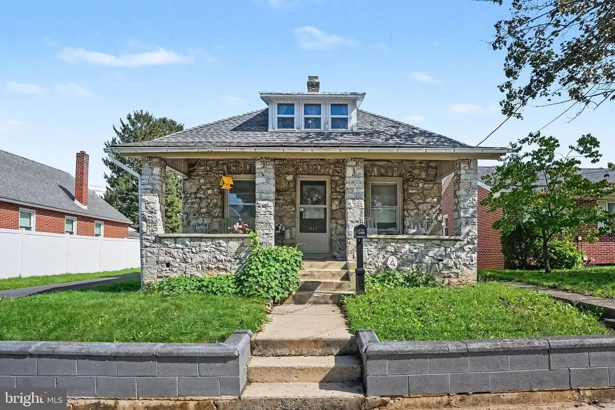 933 N Pitt St, Carlisle, PA 17013 - #1