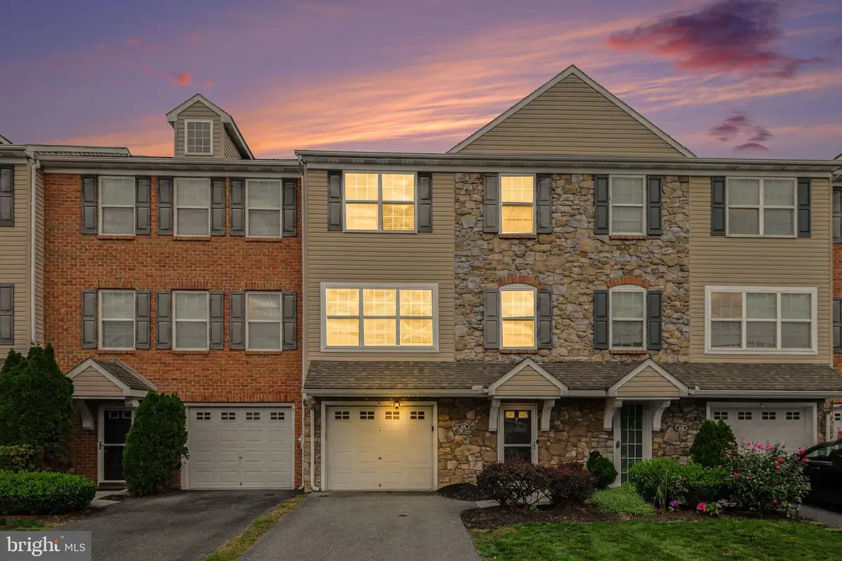 406 Eisenhower Dr, Carlisle, PA 17013 - #1