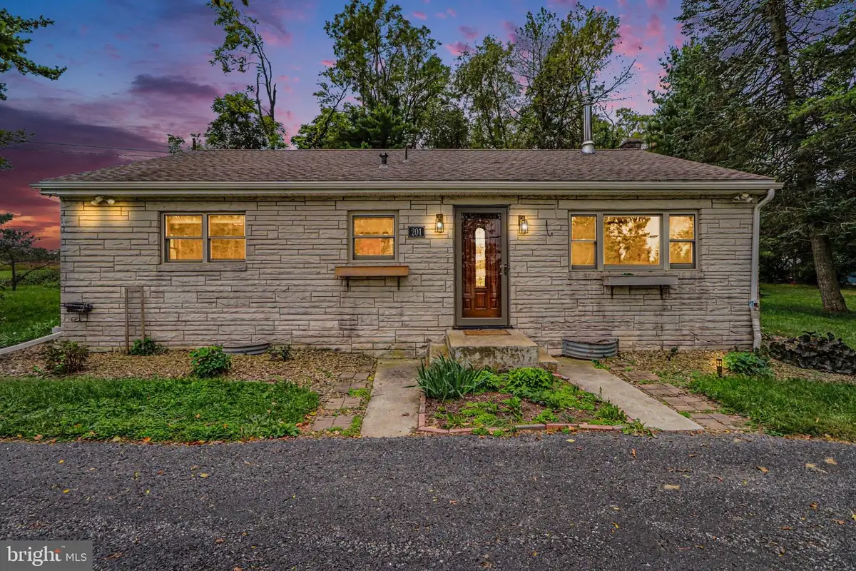 201 Marsh Dr, Carlisle, PA 17015 - #1