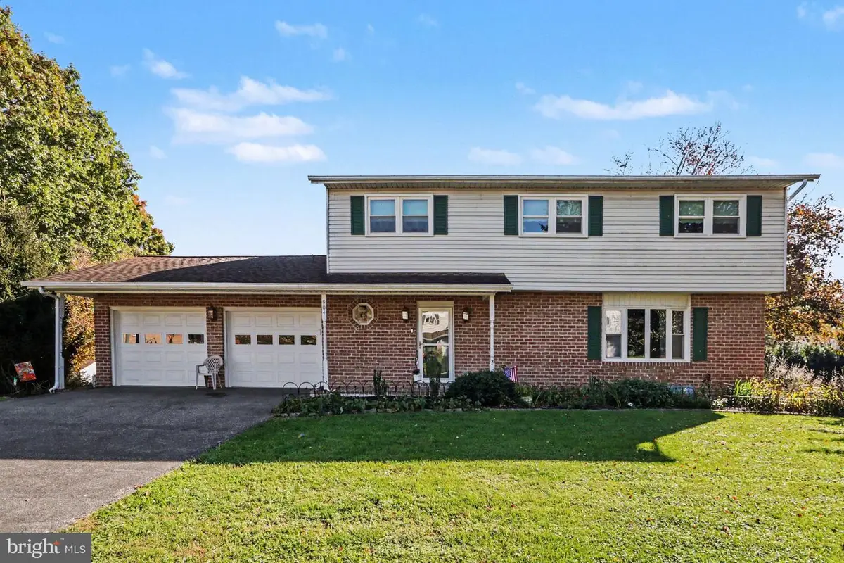 904 Armstrong Rd, Carlisle, PA 17013 - #1