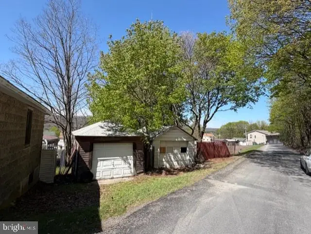 619 E Abbott St, Lansford, PA 18232 - #2