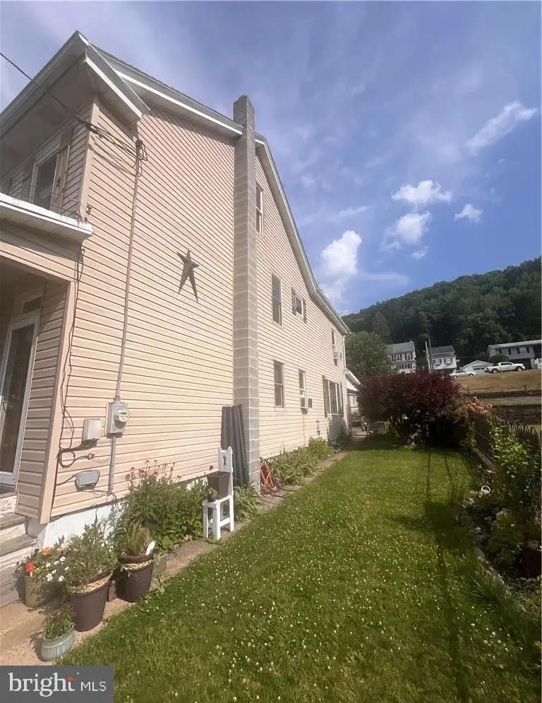 231 W Railroad St, Nesquehoning, PA 18240 - #3