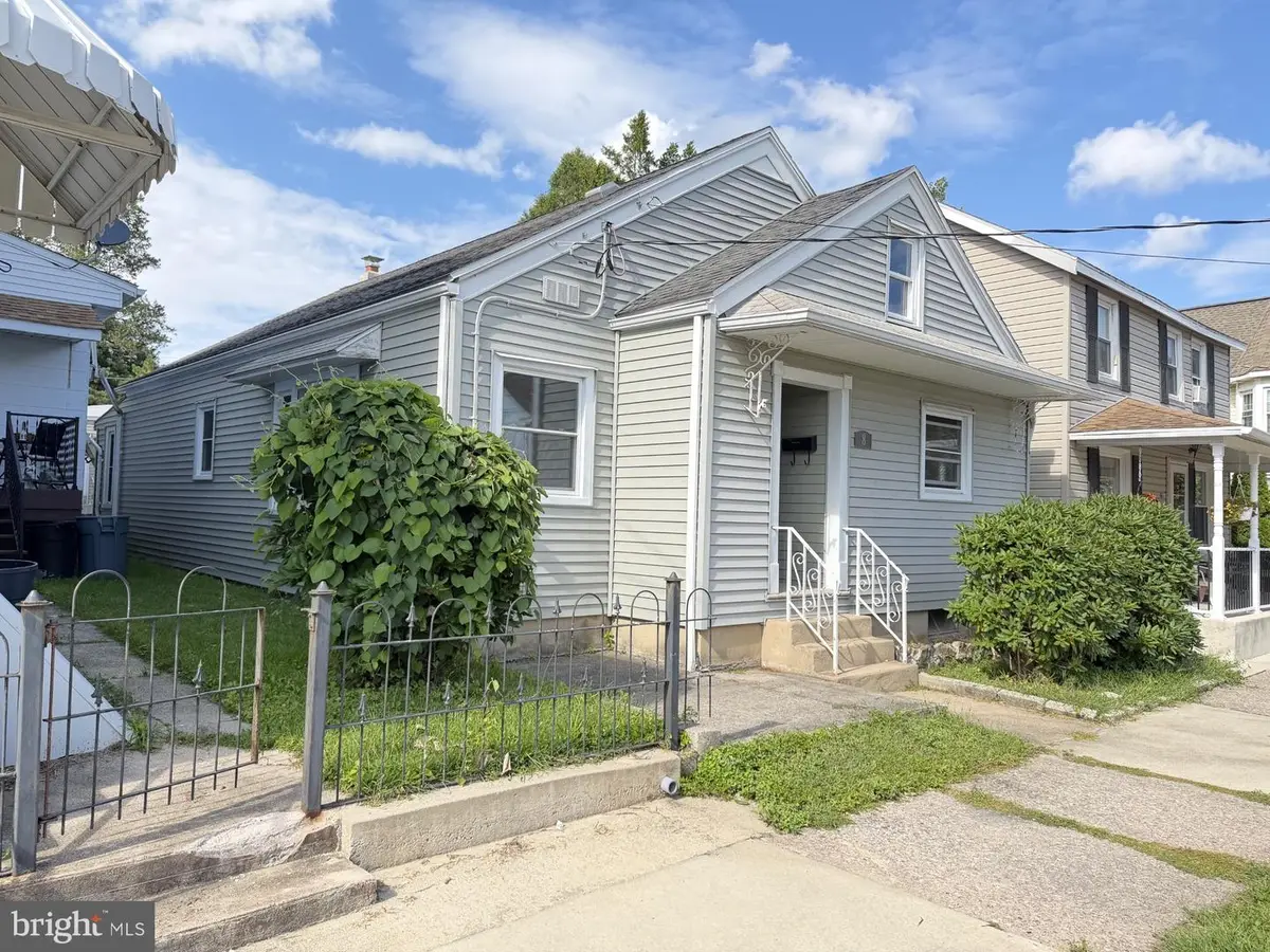 8 E Holland St, Summit Hill, PA 18250 - #1