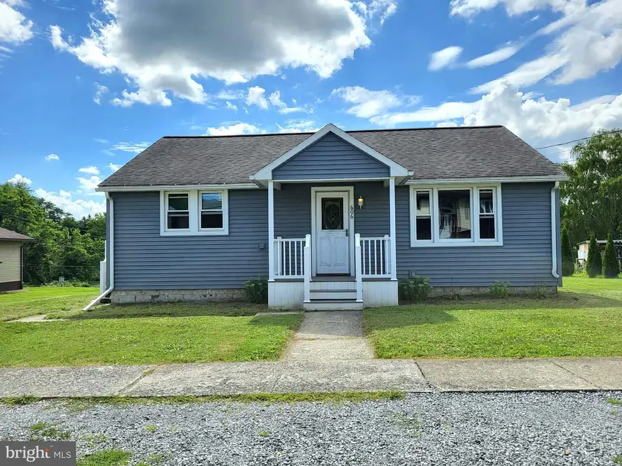 606 Shaw St, Jersey Shore, PA 17740 - #2