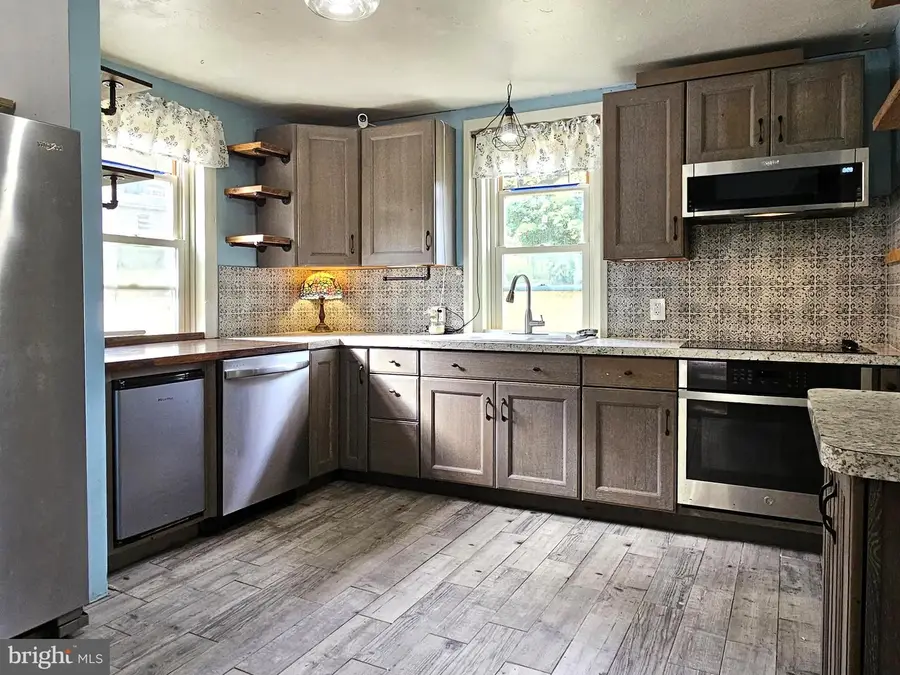 683 N Manor Rd, Elverson, PA 19520 - Image #2