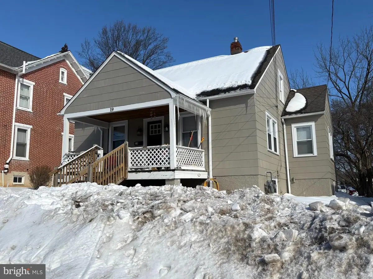 19 Oakland Ave, West Grove, PA 19390 - #1