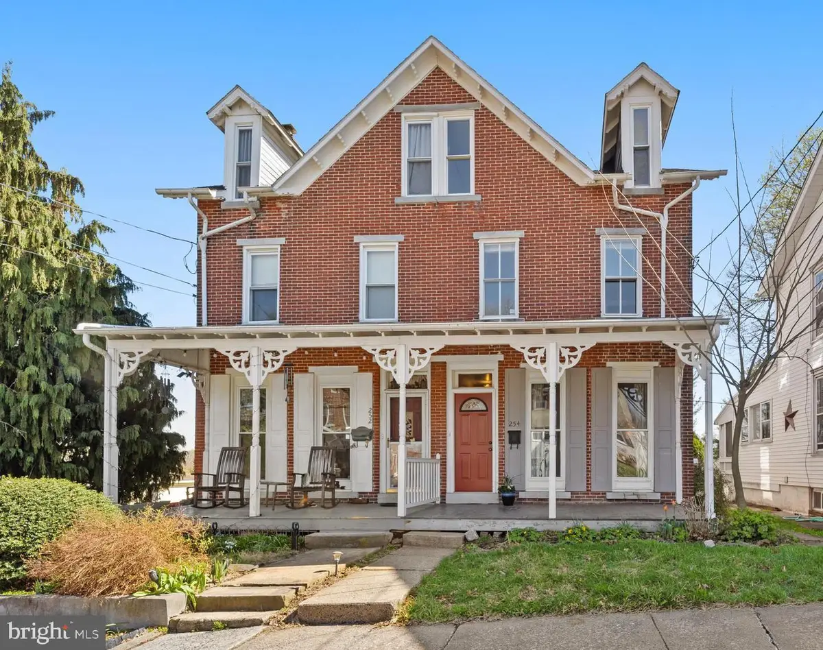 254 Chestnut St, Spring City, PA 19475 - #1