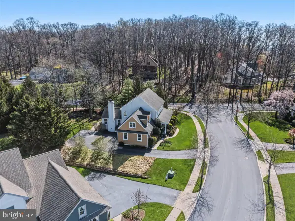 2 Parkside Dr, ELVERSON, PA 19520