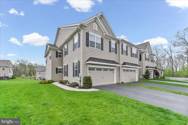 56 New Village Greene Dr, HONEY BROOK, PA 19344