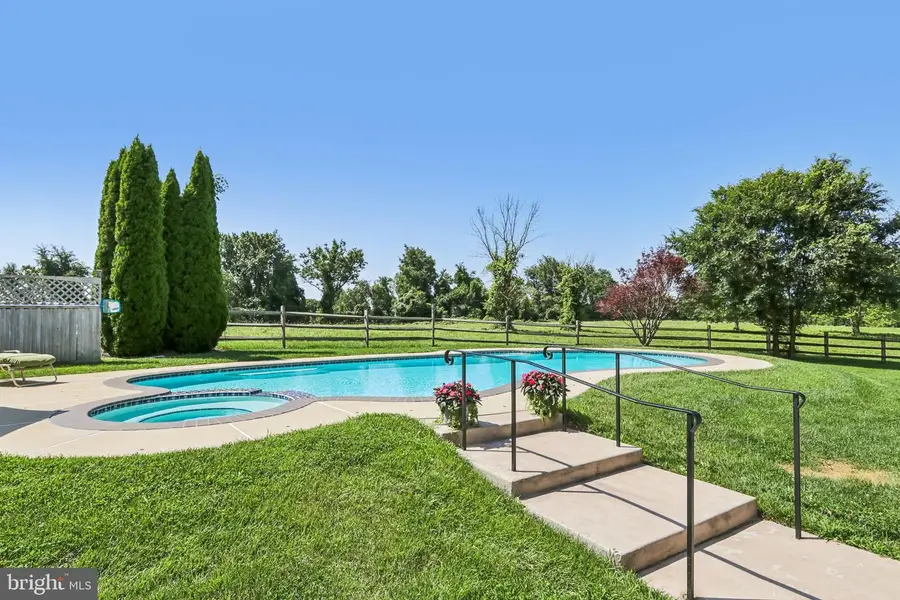 45 Flintlock Cir, West Grove, PA 19390 - #3