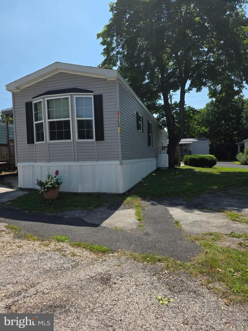 860 Latshaw Rd, Spring City, PA 19475 - #1