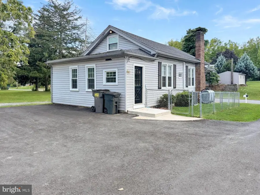 1027 Riverside Dr, Pottstown, PA 19465 - #3