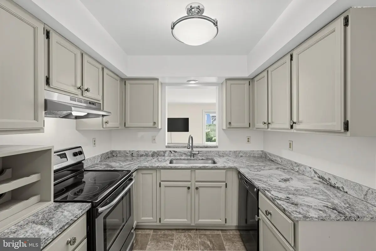 16 Oak St, Phoenixville, PA 19460 - #1